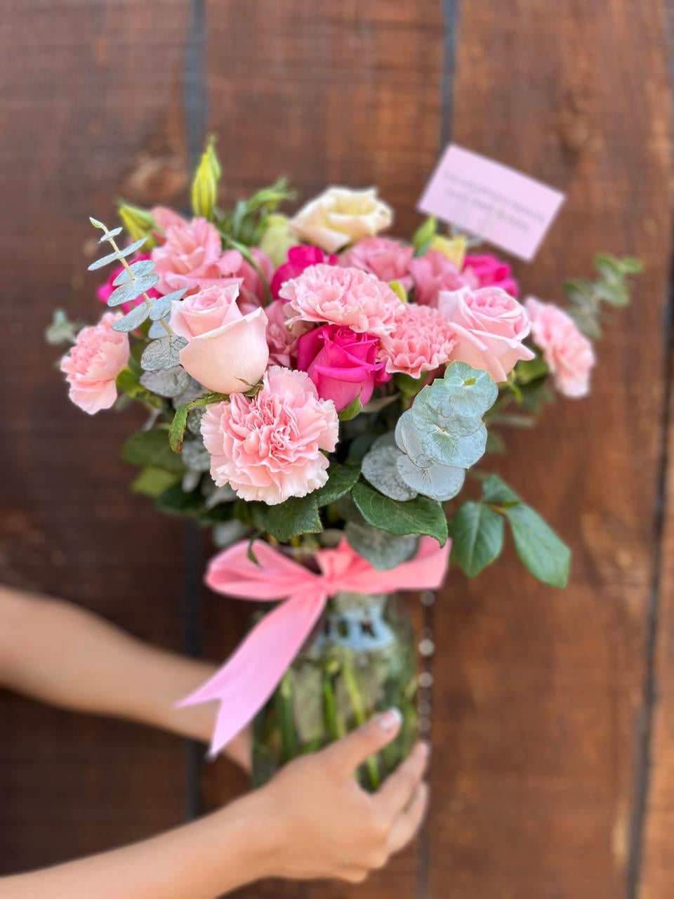 Florero de claveles, rosas y lisianthus