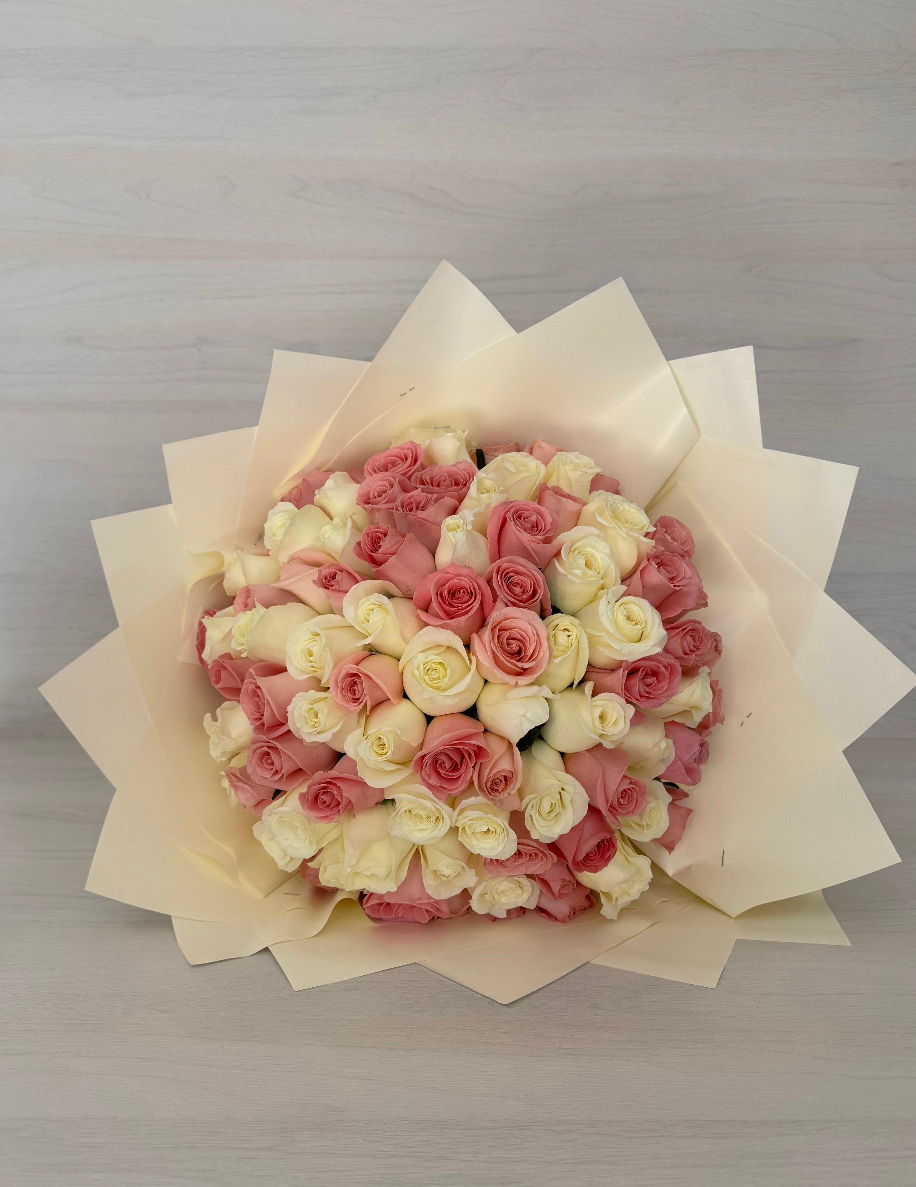 Ramo de 100 rosas rosas y blancas