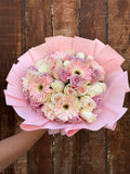 Ramo de 50 rosas en tonos rosa con gerberas
