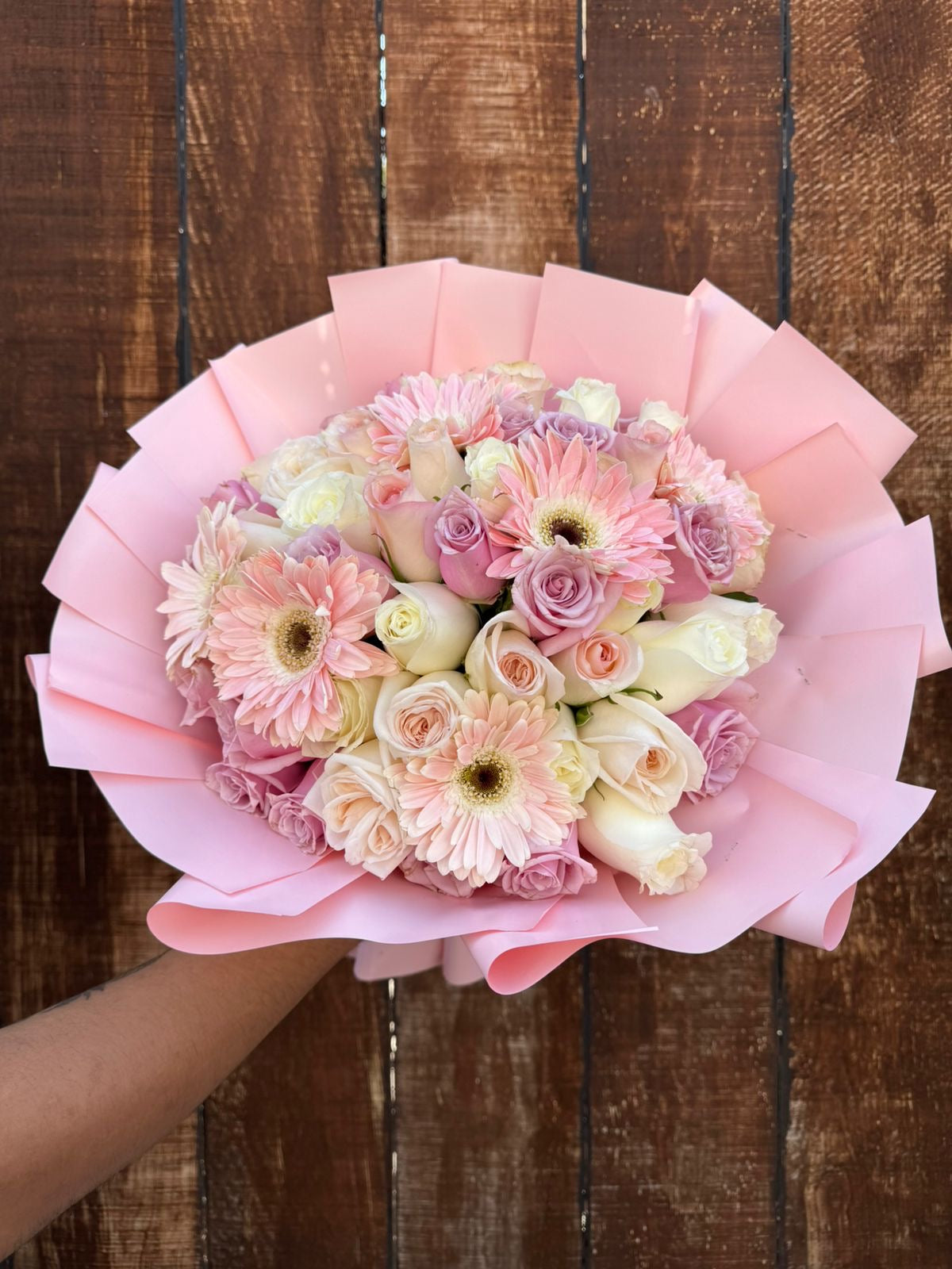 Ramo de 50 rosas en tonos rosa con gerberas