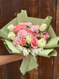 Ramo estilo coreano con rosas y claveles
