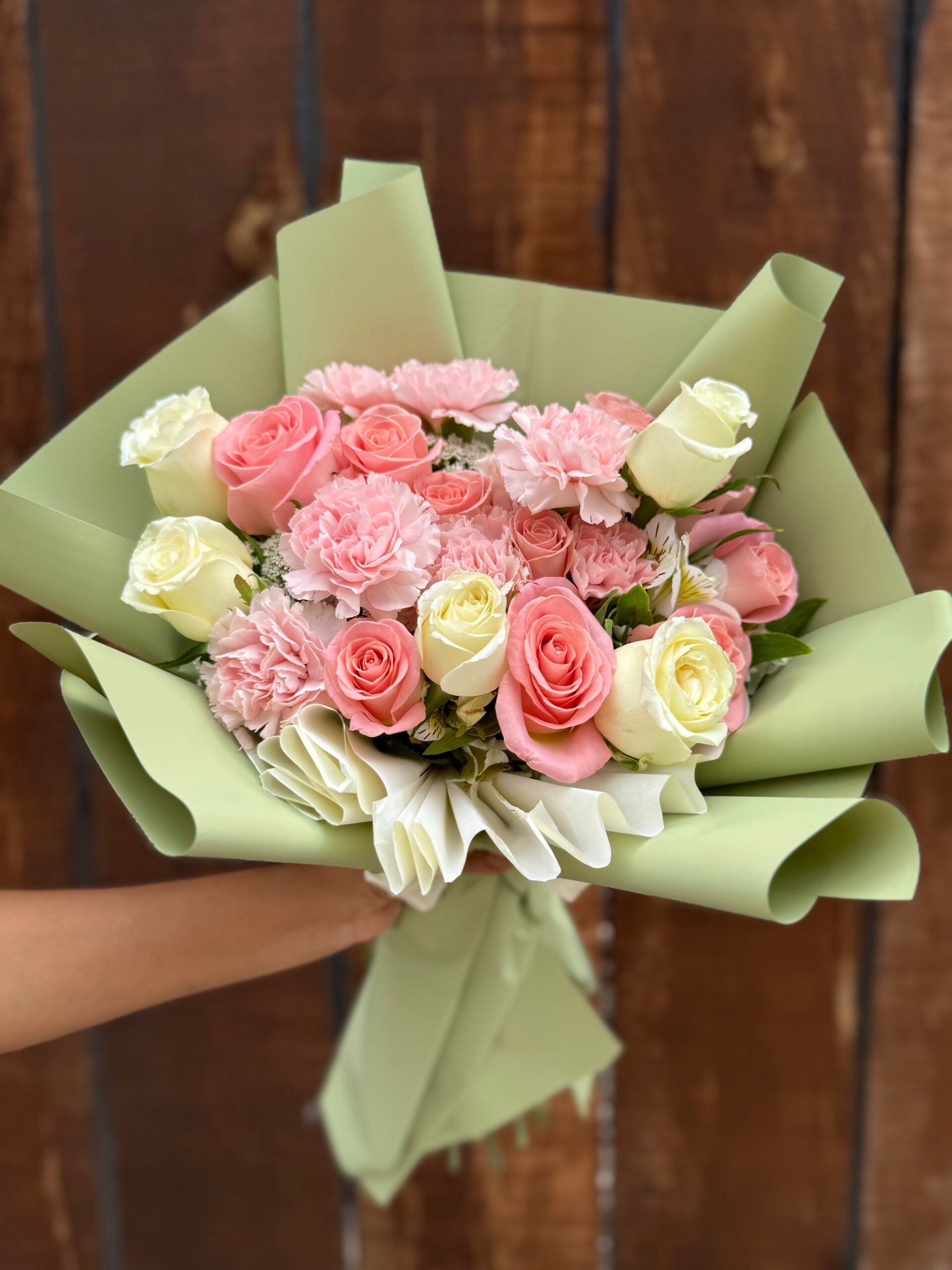 Ramo estilo coreano con rosas y claveles
