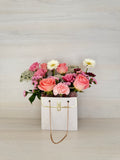 Arreglo con rosas y flores mixtas