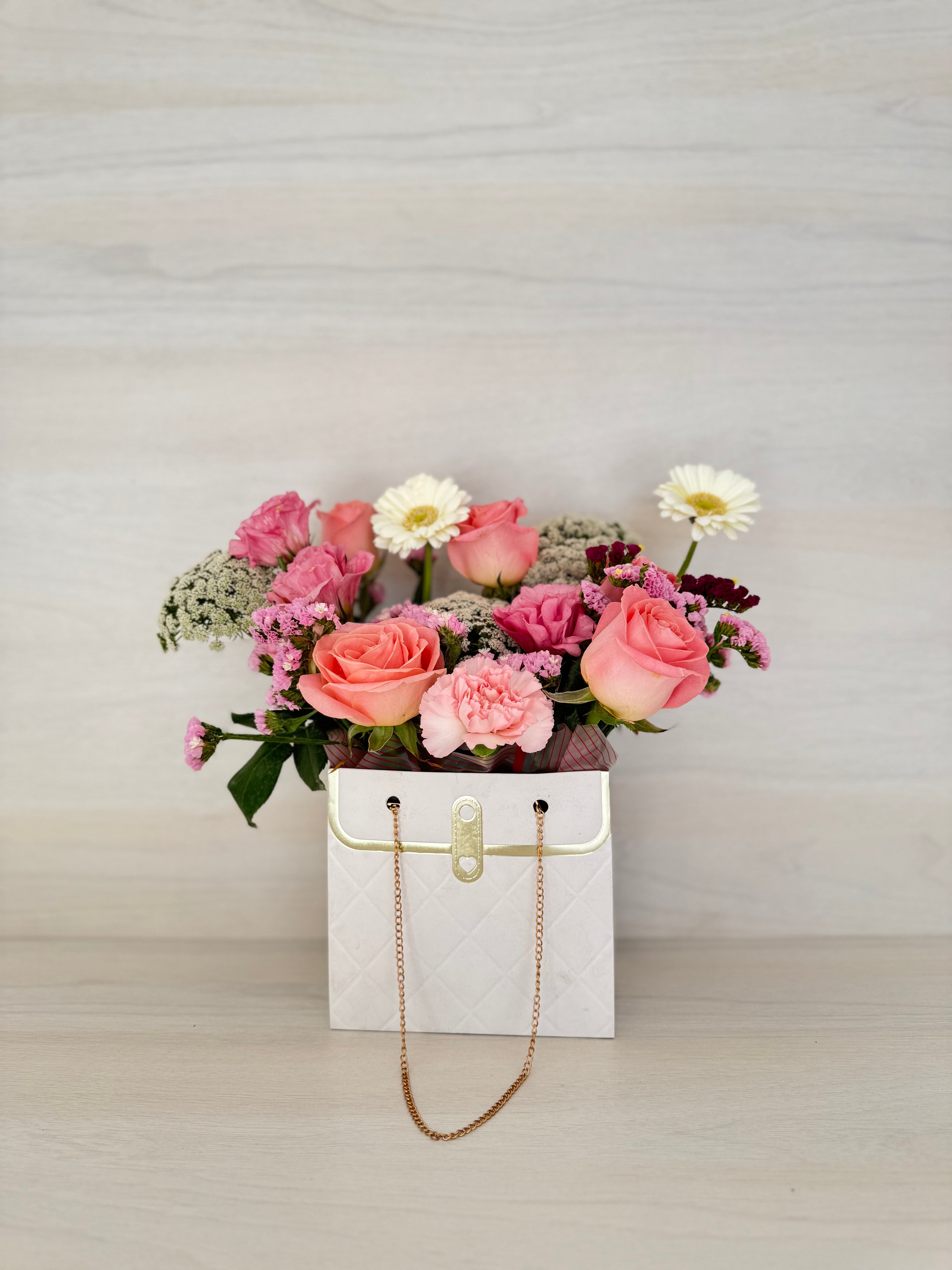 Arreglo con rosas y flores mixtas