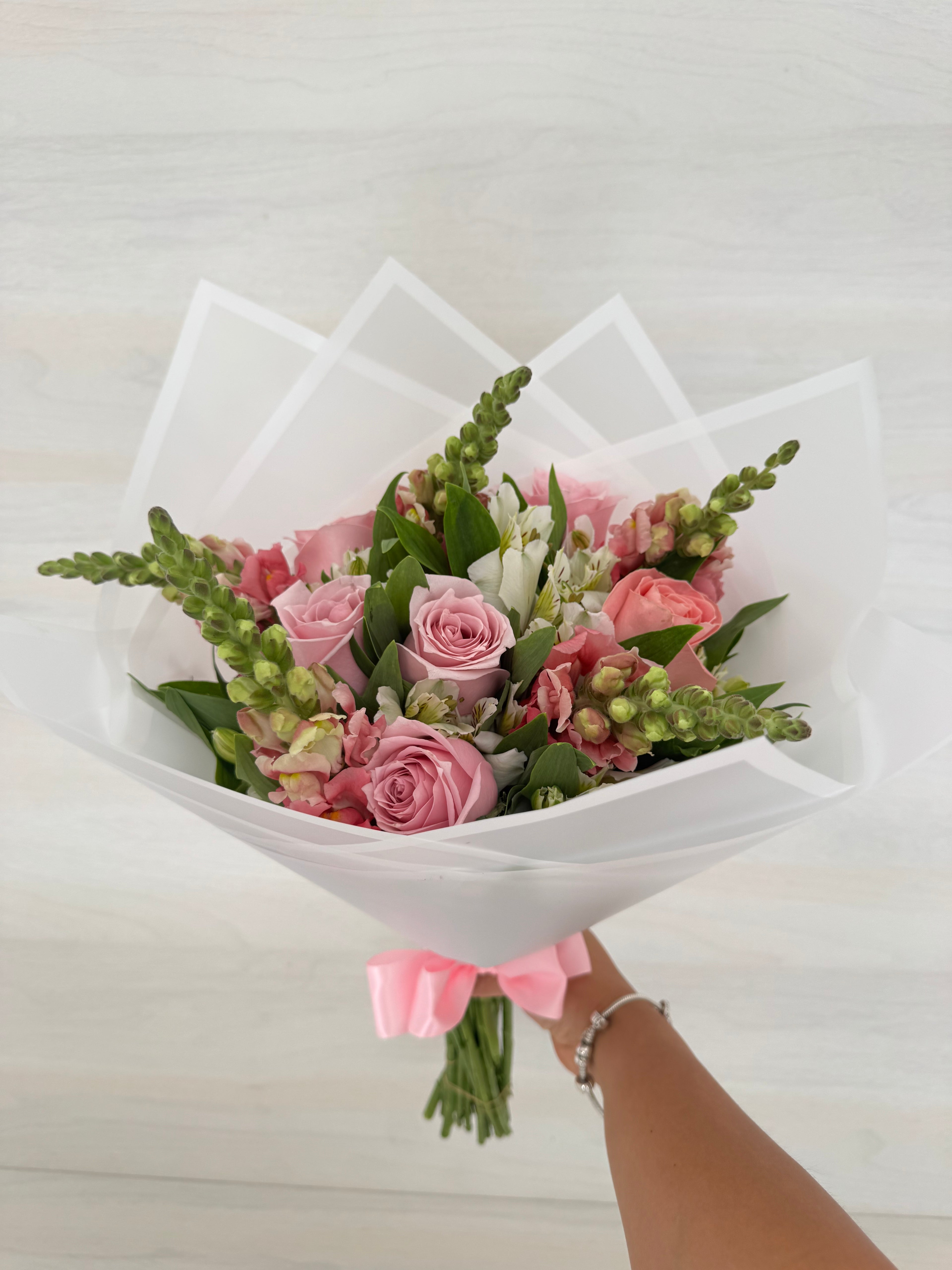 Ramo de rosas en tonos rosa