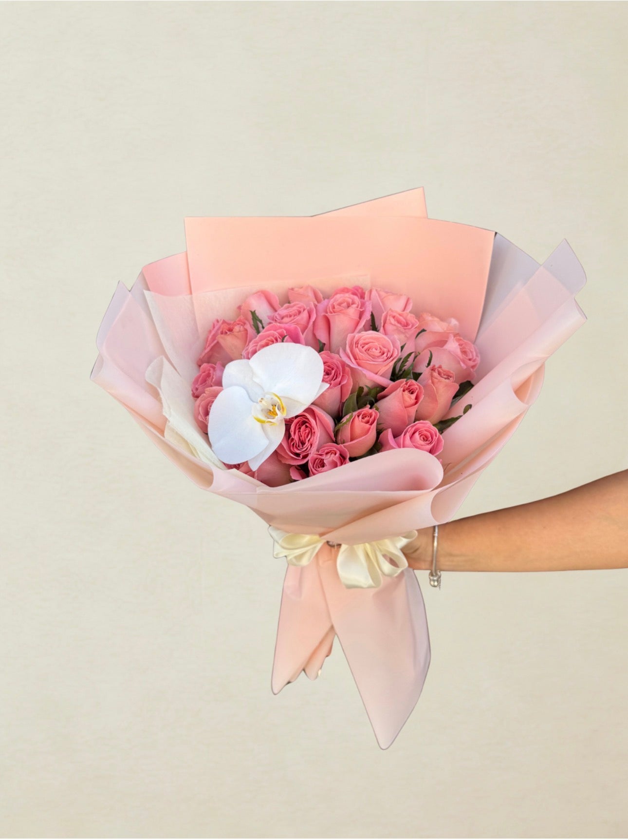 Ramo de 24 rosas rosas con orquidea