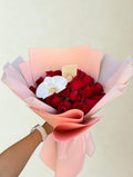 Ramo de rosas rojas con orquídea