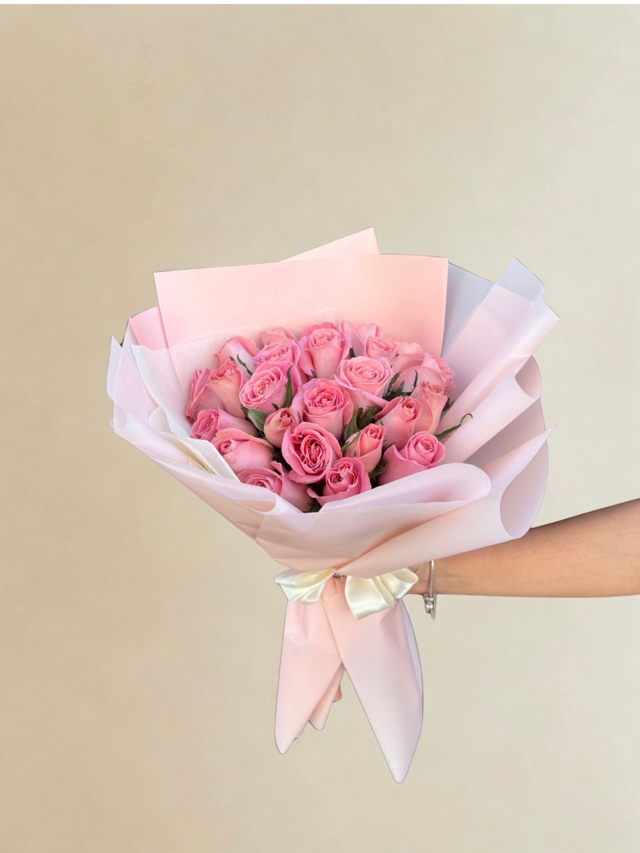 Ramo de 24 rosas en tonos rosa