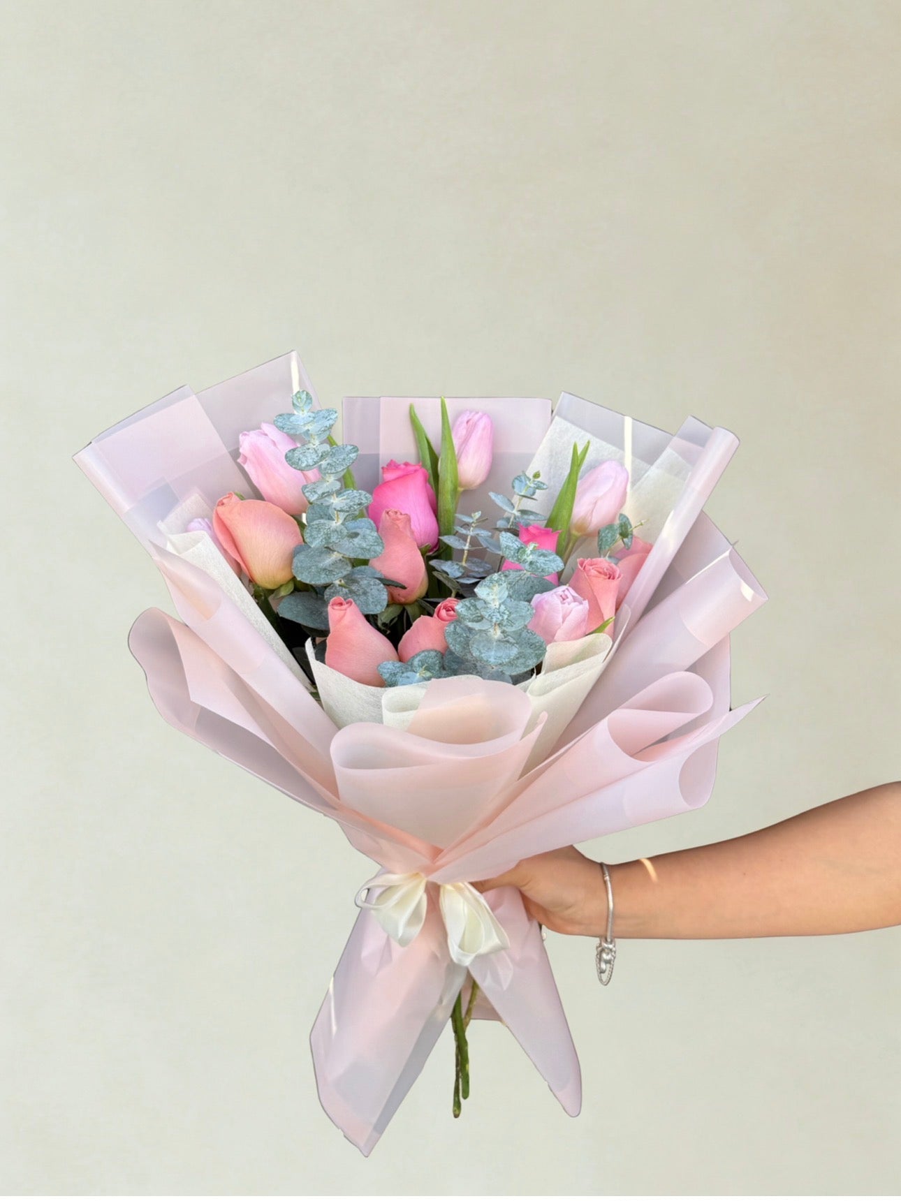 Ramo de rosas en tonos rosa con tulipanes