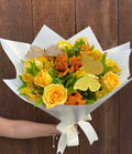 Ramo de 12 rosas amarillas con astromelias y mariposas decorativas