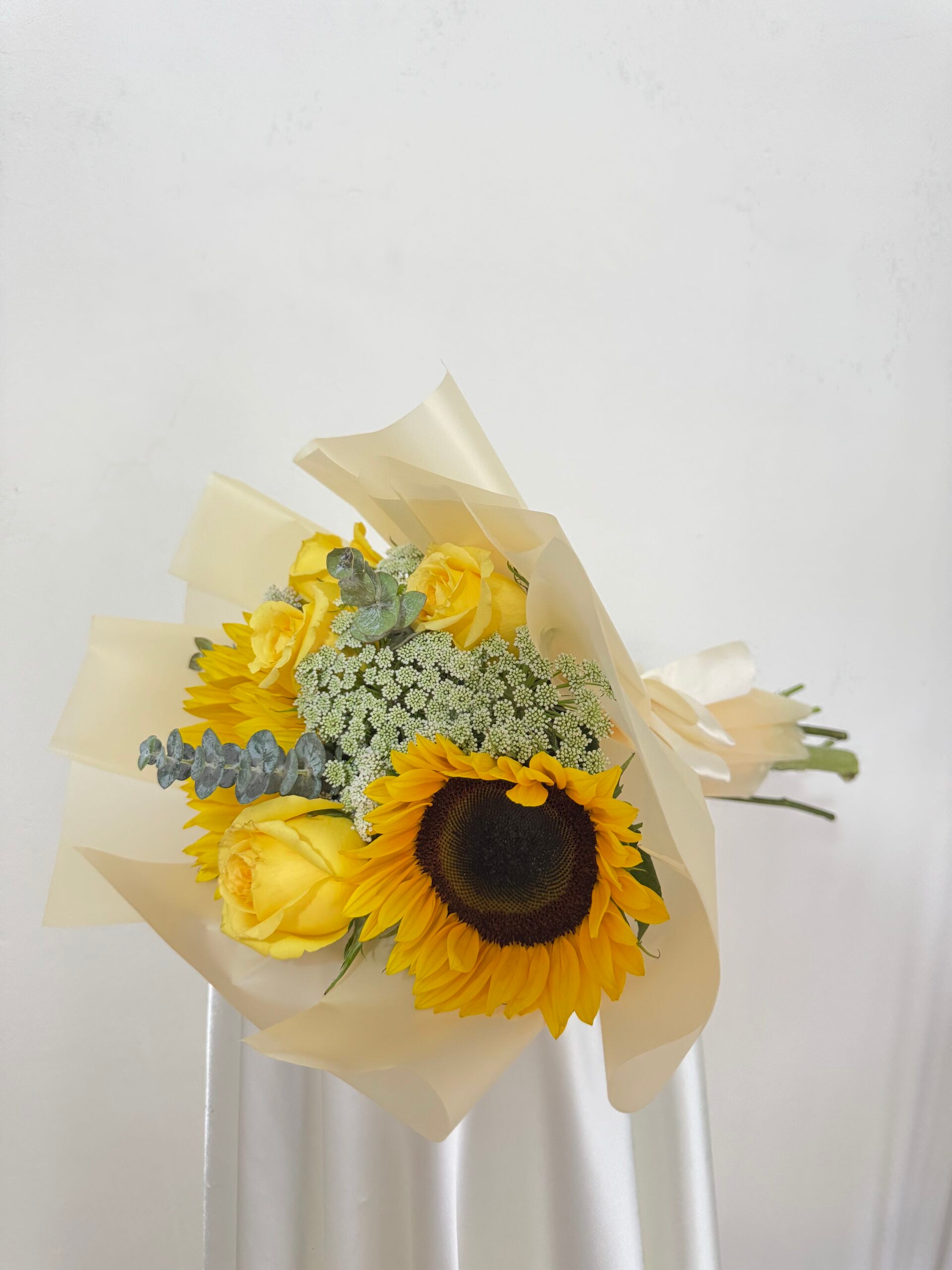 Ramo de girasoles y rosas amarillas