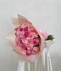Ramo de 12 rosas en tonos rosa con claveles