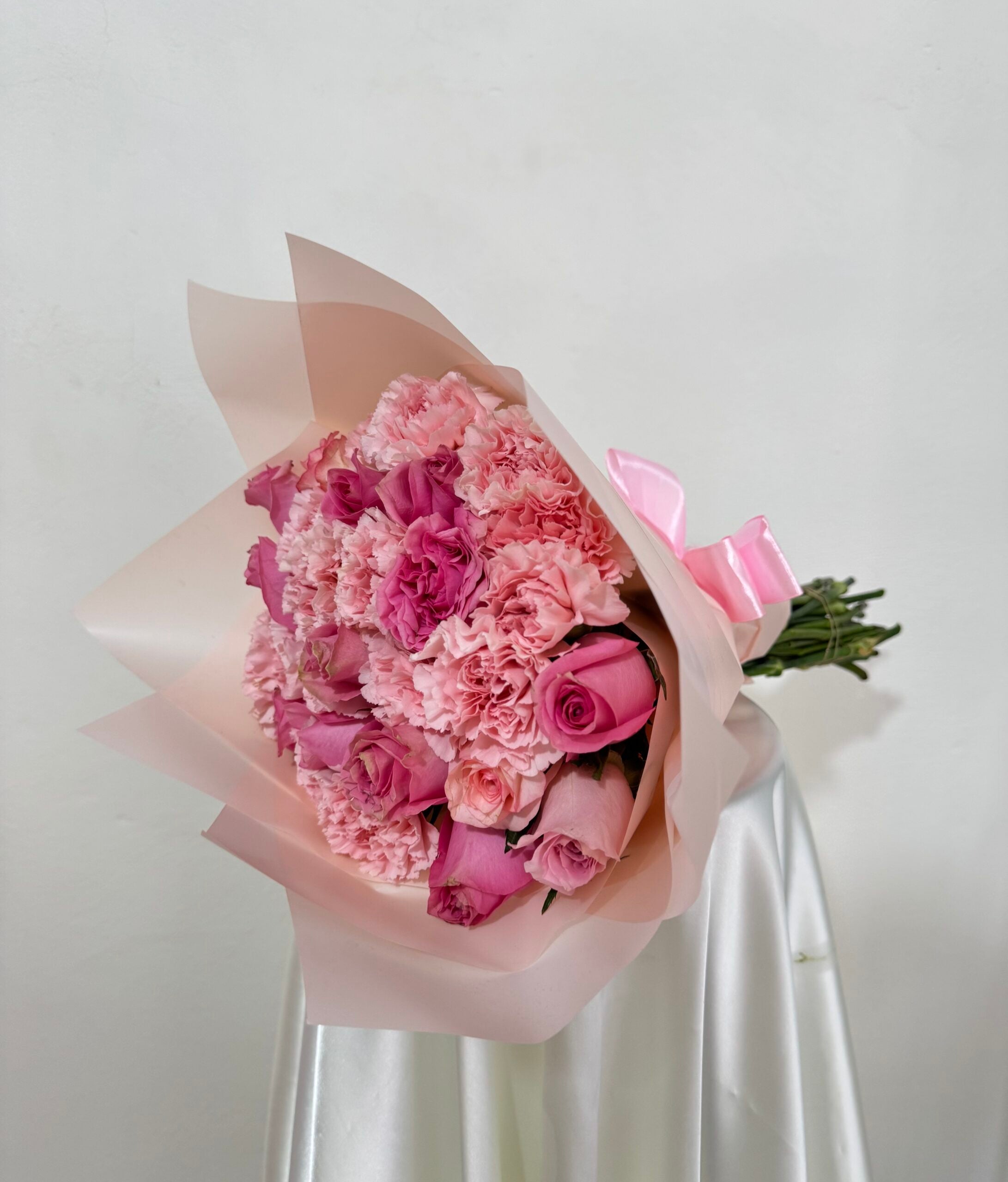 Ramo de 12 rosas en tonos rosa con claveles