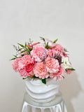 Arreglo con claveles, rosas en tonos rosa pastel y lisianthus