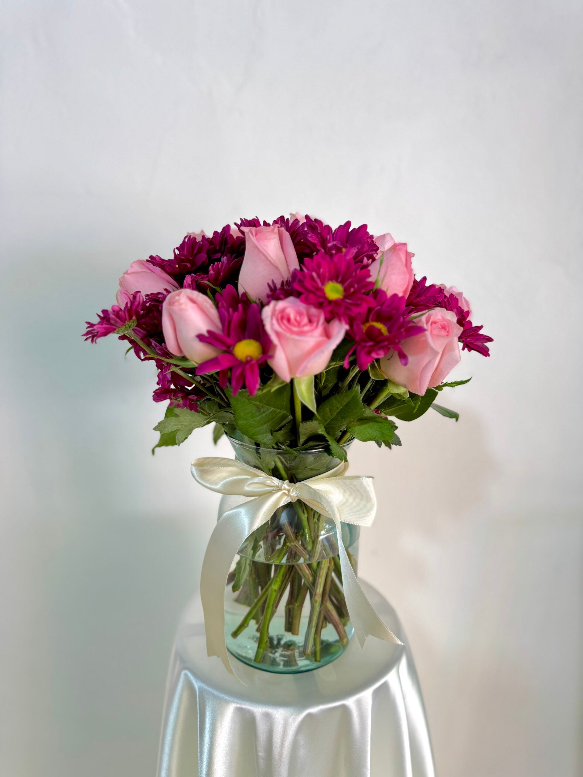 Florero de rosas y margaritas