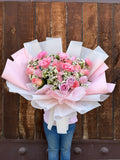 Ramo de 30 rosas en tonos rosa con lisianthus