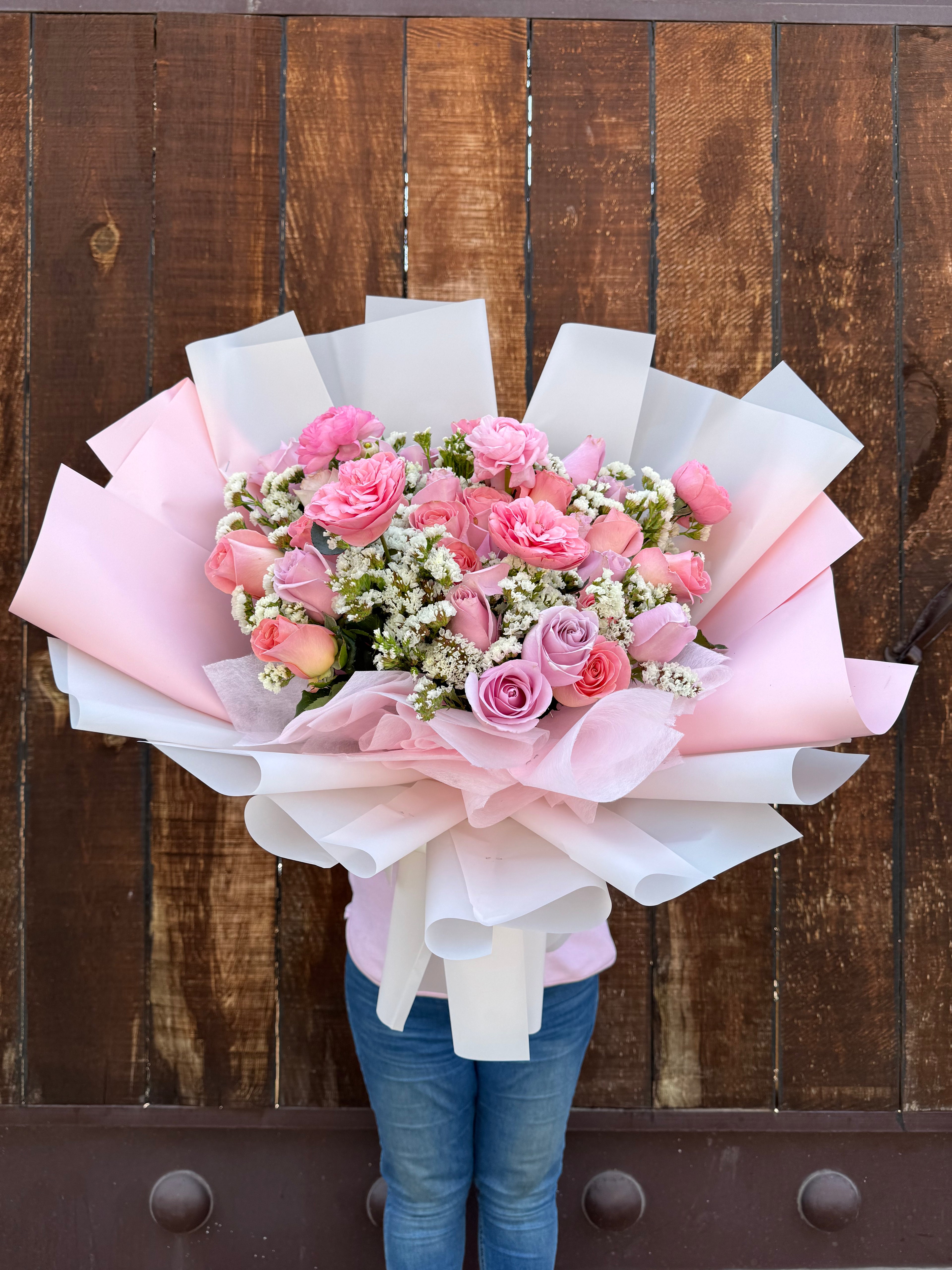 Ramo de 30 rosas en tonos rosa con lisianthus