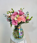 Florero de rosas, lisianthus y claveles