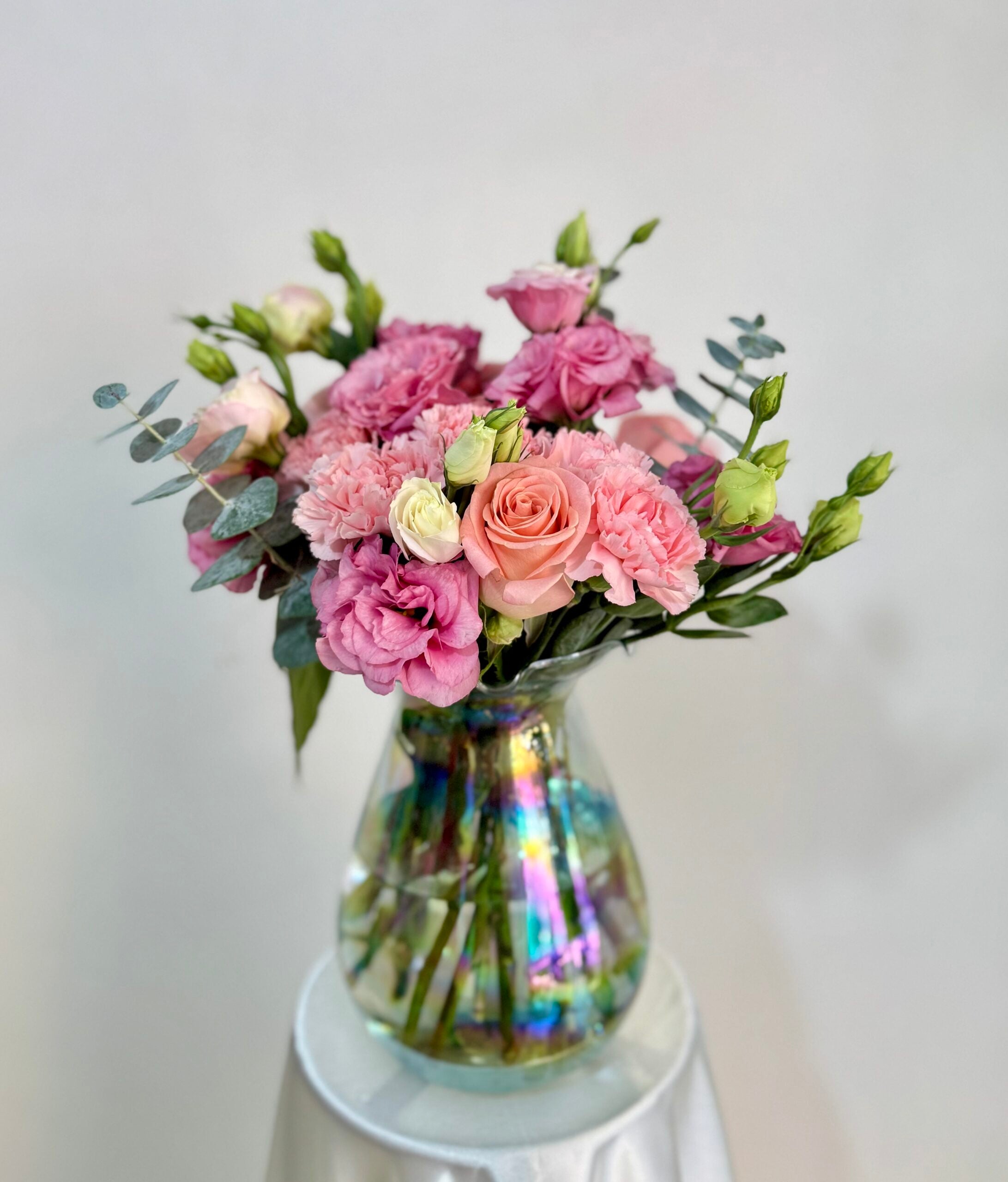 Florero de rosas, lisianthus y claveles