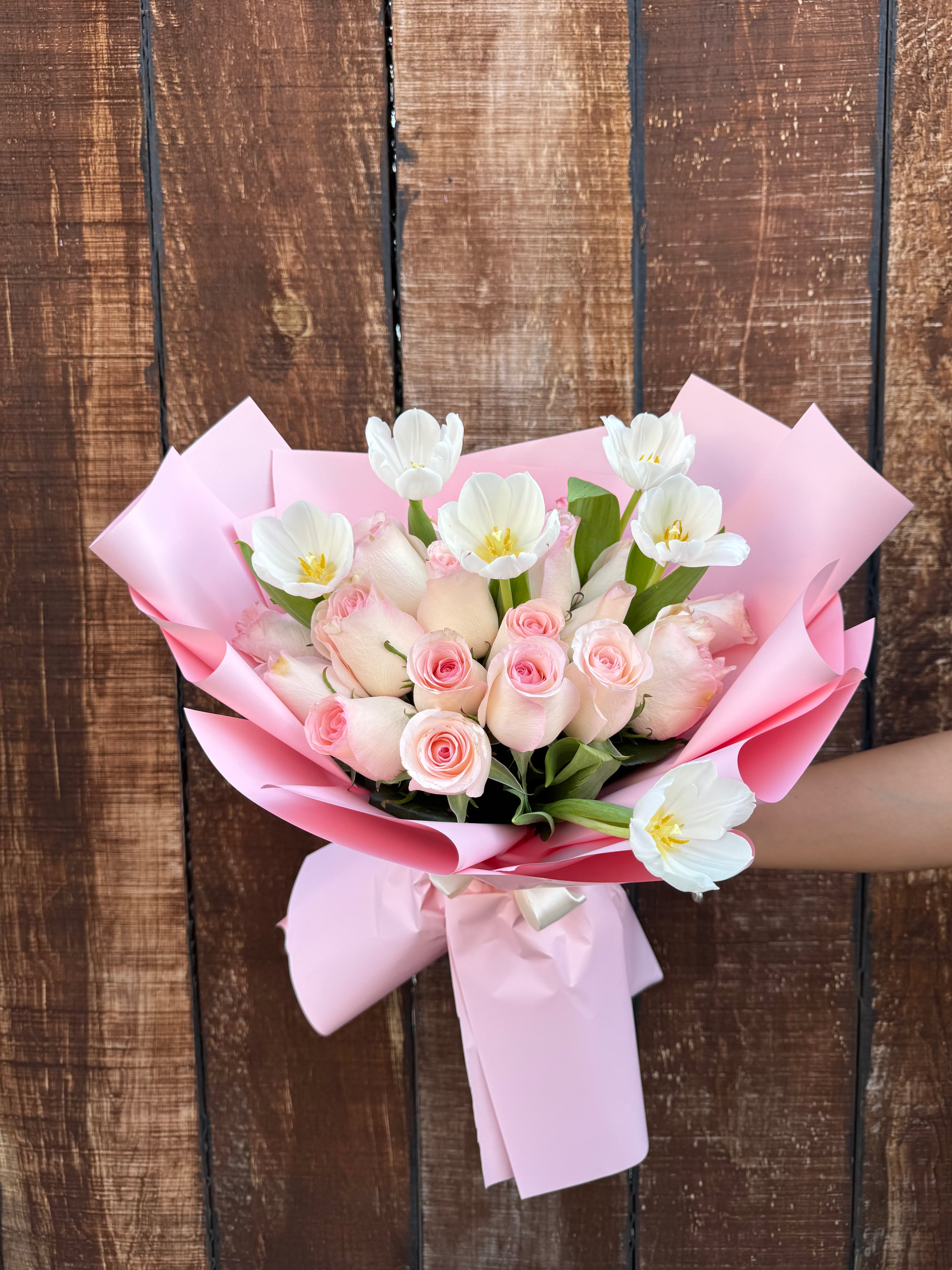 Ramo de 24 rosas rosas con 6 tulipanes